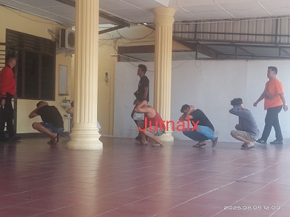 Para laki laki positif (+) pengguna narkoba saat diamankan ke ruangan pemeriksaaan Sat Resnarkoba Polres Pematangsiantar