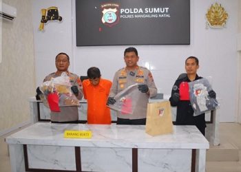 Kapolres Madina, AKBP Arie Sofandi Paloh saat paparan kasus atas pembunuhansiswi kelas X SMA Negeri 1 Madina dengan menghadirkan pelaku yang juga tetangga korban. (Foto Ist)