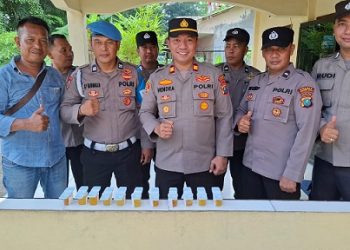 Kapolsek Sei Tualang Raso (STR) saat test urine para personilnya yang hasilnya negatif narkoba