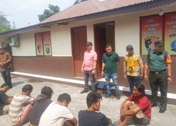 Pihak Kecamatan Medan Tembung dan personil Polsek Medan Tembung amankan 6 orang "pak ogah". (Foto Ist)