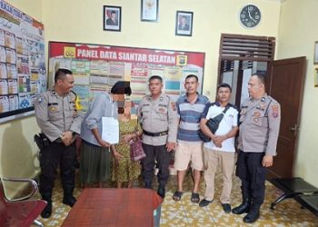 PS. Kanit Binmas AIPTU P. Manurugn SH bersama Kanit Samapta AIPTU Asrizal dan AIPDA Roni Siholoho menyelesaikan masalah dugaan pengerusakkan dengan Problem Solving