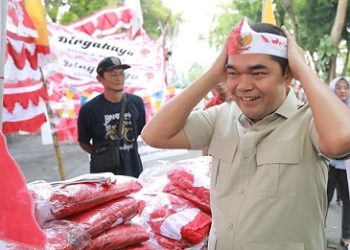 Wakil Ketua DPRD Sumut Ihwan Ritonga saat membeli Bendera Merah Putih dalam rangka menyambut HUT RI ke 80. (Foto Ist)