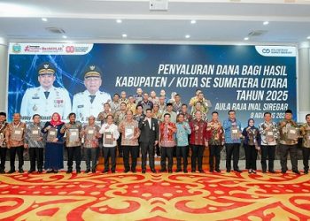 Gubernur Sumut Muhammad Bobby Afif Nasution menyerahkan utang Dana Bagi Hasil (DBH) Pemerintah Provinsi (Pemprov) Sumut ke Pemerintah Kabupaten/Kota sebesar Rp674 miliar. (Foto Ist)
