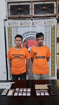 Tersangka Agus Salim dan Diki Sanjaya beserta barang bukti diamankan di Sat Resnarkoba Polres Simalungun