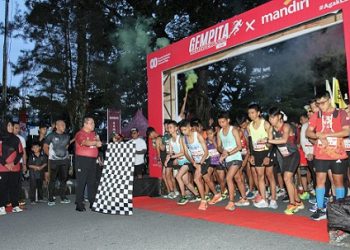 Wali Kota Pematangsiantar Wesly Silalahi SH MKn melepas peserta Gempita Kemerdekaan Run 'Agak Lari Kelen'