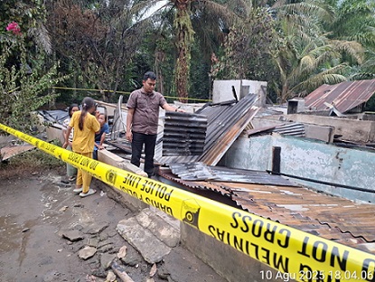 Dua Rumah Kontrakkan di Dolok Batu Nanggar Terbakar
