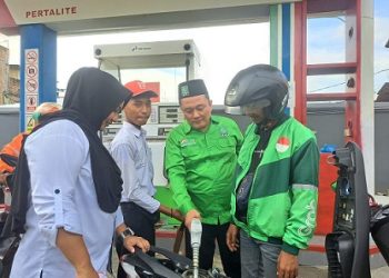 Ketua DPC PKB Kota Medan, Hamdan Simbolon, SH beserta pengurus dan anggota DPRD Kota Medan dari PKB, Lailatul Badri bagikan BBM Gratis Kepada Ojol. (Foto Ist)