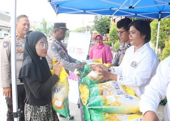 Polres Tanjungbalai menggelar Gerakan Pangan Murah (GPM) di depan Mapolres Tanjungbalai