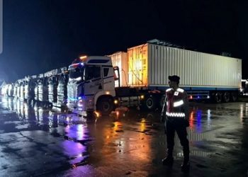 Polres Toba melakukan pengamanan kedatangan kontainer pengangkut kargo atau logistik para pembalap Aquabike Jetski World Championship 2025/ F1H20. (Foto Ist)