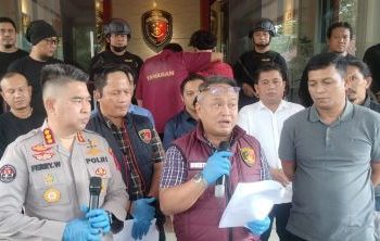 Direktur Reskrimum Polda Sumut, Kombes Pol Ricko Taruna Mauruh didampingi Kabid Humas Kombes Pol Ferry Walintukan dan Kasubdit Jatanras Kompol Jama Kita Purba saat paparan kasus pengelapan sepeda motor. (Foto Ist)