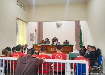 Ke enam terdakwa saat diruangan sidang PN Pematangsiantar hendak disidangkan agenda pembacaan tuntutan hukuman 