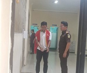 Terdakwa Selamat hendak dimasukkan kembali ke ruanga tahanan usai disidangkan