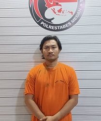 Pelaku pengedar ektasi di Jalan Sei Batang Hari Kelurahan Babura, Medan Sunggal yang ditangkap polisi. (Foto Ist)
