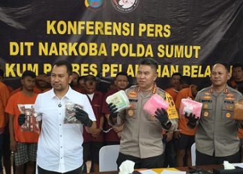 Dirnarkoba Polda Sumut, Kombes Pol Jean Calvin Simanjuntak didampinggi Kabid Humas Polda Kombes Ferry Walintukan dan Plh. Kapolres Pelabuhan Belawan AKBP Wahyudi Rahman saat paparan kasus narkoba. (Foto Ist)