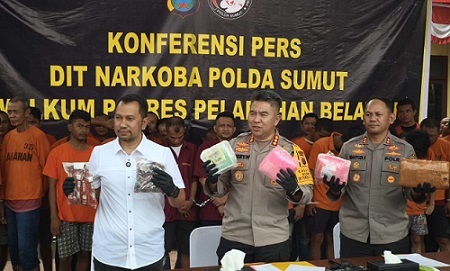 Dirnarkoba Polda Sumut, Kombes Pol Jean Calvin Simanjuntak didampinggi Kabid Humas Polda Kombes Ferry Walintukan dan Plh. Kapolres Pelabuhan Belawan AKBP Wahyudi Rahman saat paparan kasus narkoba. (Foto Ist)