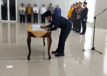Wali Kota Tebingtinggi, H. Iman Irdian Saragih SE melantik 19 orang pejabat pimpinan Tinggi Pratama di lingkungan Pemko Tebingtinggi