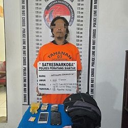 Tersangka UD alias Udin beserta barang bukti