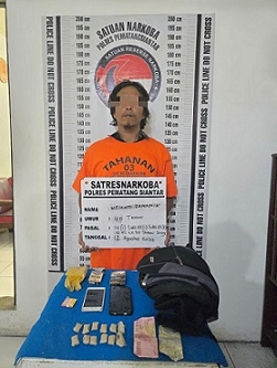 Tersangka UD alias Udin beserta barang bukti