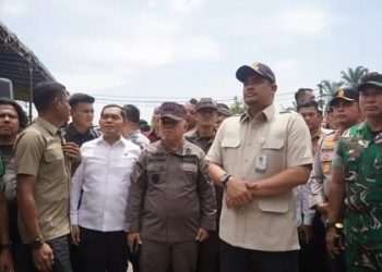 Wakil Ketua DPRD Sumut, Ihwan Ritonga mendampinggi Gubernur Sumut Muhammad Bobby Afif Nasution beserta Pangdam I/BB Mayjen TNI Rio Firdianto, Kapolda Sumut Irjen Pol Whisnu Hermawan Februanto, Kajati Sumut Harli Siregar saat memimpin esekusi diskotik Marcopolo. (Foto Ist)
