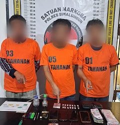 Ketiga tersangka diduga pengedar beserta barang bukti diamankan di Sat Resnarkoba Polres Simalungun