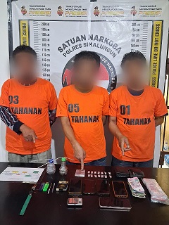Ketiga tersangka diduga pengedar beserta barang bukti diamankan di Sat Resnarkoba Polres Simalungun