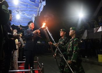 Wali Kota Tanjungbalai, Mahyaruddin Salim bersama Forkopimda secara resmi melepas peserta pawai obor dari alun-alun Sultan Abdul Jalil Rahmadsyah