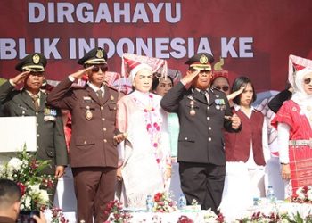 Kapolres Simalungun AKBP Marganda Aritonang, S.H. S.I.K. M.M bersama Ketua Bhayangkari Cabang Simalungun Ny. Nanik M. Aritonang mengikuti upacara peringatan HUT Kemerdekaan RI ke 80