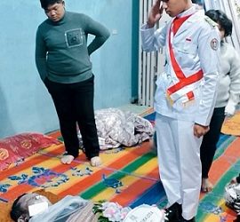 Kevin Silaban memberikan penghormatan kepada jasad ayahnya karena hendak berangkat menjalankan tugas Paskibara  