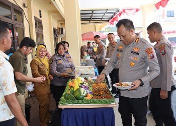 Kapolres Tanjungbalai AKBP Welman Feri, S.I.K., M.I.K memotong nasi tumpeng surpise ulang tahunnya ke 41