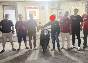 Tersangka PPS alias Pranto dan barang bukti diapit Kanit Jatanras IPDA Ricardo Rajagukguk S.Sos bersama tim