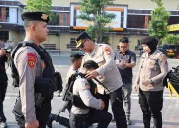 Kapolrestabes Medan, Kombes Pol Gidion Arif Setyawan secara simbolis menyerahkan rompi anti - sayat kepada puluhan Tim Patroli Presisi Samapta Polrestabes Medan. (Foto Ist)