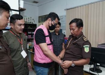 Tersangka dugaan tindak pidana korupsi penyaluran kredit perumahan pada PT Bank Sumut KCP Melati yang ditahanKejati Sumut. (Foto Ist)