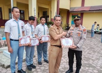 Kapolsek TBU IPTU Muhamad Rony, S.H. M.H Berikan Penghargaan kepada Siswa Siswi SMAN 7 Pengibar Bendera Merah Putih HUT RI ke 80
