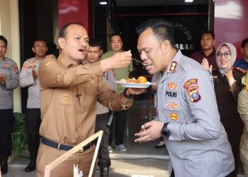 Walikota Tanjungbalai Mahyaruddin Salim Batubara, SE, M.AP bersama Forkopimda memberikan suprise ulang tahun ke 41 Kapolres Tanjungbalai AKBP Welman Feri, S.I.K, M.I.K