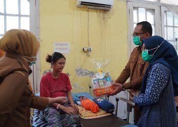 Wali Kota Tanjungbalai Mahyaruddin Salim didampingi Wakil Wali Kota Muhammad Fadly Abdina Berikan Bingkisan kepada Bayi Lahir 17 Agustus 2025 di RSUD Dr Tengku Mansyur