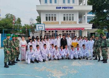 Anggota DPRD Kota, Dr.Dra.Lily MBA.MH Fraksi PDI Perjuangan berfoto bersama dengan siswa/i SMP Pertiwi usai pelaksanaan HUT RI ke-80. (Foto Ist)