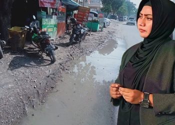 Anggota DPRD Kota Medan, Lailatul Badri dan kondisi Jalan Alfalah Raya. (Foto Ist)