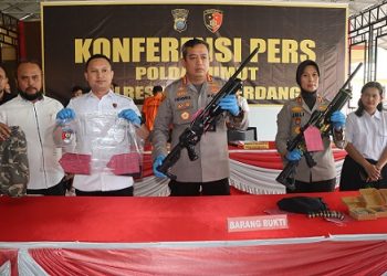 Kapolresta Deli Serdang Kombes Pol Hendria Lesmana, S.IK pimpin konferensi pers keberhasilan pengungkapan kasus pembunuah berencana dan penganiayaan
