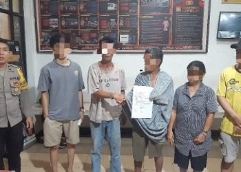 personil piket SPKT dan Bhabinkamtibmas Kelurahan Kahean AIPDA H.E. Pane menyelesaikan masalah penganiyaan dengan problem solving
