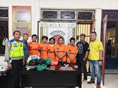 Ke lima tersangka jaringan peredaran ganja beserta barang bukti saat diserahkan ke Sat Resnarkoba Polres Simalungun