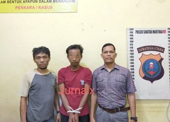 Tersangka RP alias Ronald diapit Kanit Reskrim Polsek Siantar Martoba IPDA Juhandya Malau SH dan personil