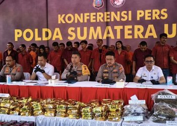 Dir Resnarkoba Polda Sumut, Kombes Pol Jean Calvijn didampinggi Kabid Humas Polda Sumut, Kombes Pol Ferry Walintukan dalam temu pers di Polres Langkat. (Foto Ist)