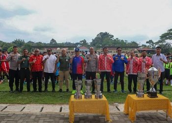 Wali Kota Pematangsiantar Wesly Silalahi SH MKn diwakili Asisten Perekonomian dan Pembangunan Zainal Siahaan SE MM membuka Kejuaraan Sepak Bola antar Pelajar SMA Sederajat dan Liga Sepak Bola Usia Dini memerebutkan Piala Wali Kota Pematangsiantar Tahun 2025 di Lapangan Farel Pasaribu/Lapangan Horbo