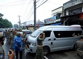 Pemprov Sumut melalui Satpol PP dan Dishub penertiban angkutan travel yang beroperasi di sepanjang Jalan SM Raja Medan dan Jalan Jamin Ginting Medan. (Foto Ist)