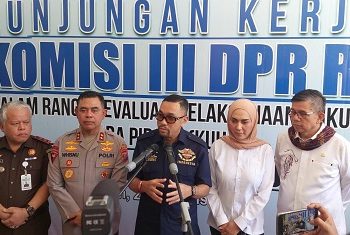 Wakil Ketua Komisi III DPR RI, Ahmad Sahroni didampinggin Kapolda Sumut Irjen Pol Whisnu Hermawan Februanto, dan Kajati Sumut, Harli Siregar saat memberikan keterangan kepada wartawan. (Foto Ist)