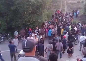 Warga Desa Hutanamora, Kecamatan Silaen, Kabupaten Toba berkumpul untuk melihat mobil terduga pelaku pencuri HP (Foto Ist)
