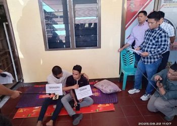 Tersangka memperagakan cara menusuk obeng ke leher korban (Peran pengganti) saat rekontruksi digelar Sat Reskrim Polres Pematangsiantar