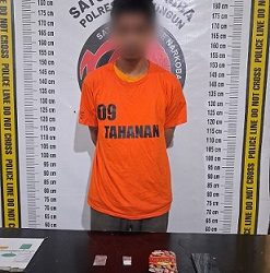 Tersangka Azhar Insani beserta barang bukti di Sat Resnarkoba Polres Simalungun