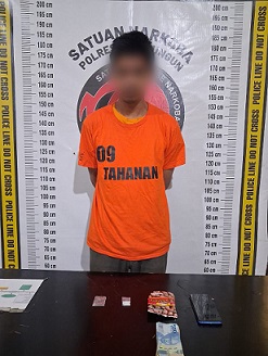 Tersangka Azhar Insani beserta barang bukti di Sat Resnarkoba Polres Simalungun
