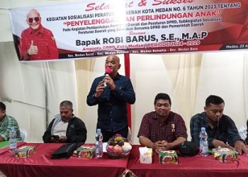 Anggota DPRD Kota Medan, Robi Barus saat pelaksanaan kegiatan Sosialisasi Peraturan Daerah (Perda) Kota Medan No.6 Tahun 2023 tentang Penyelenggaraan Perlindungan Anak di Jalan Sei Padang, Kelurahan Merdeka, Kecamatan Medan Baru. (Foto Ist)